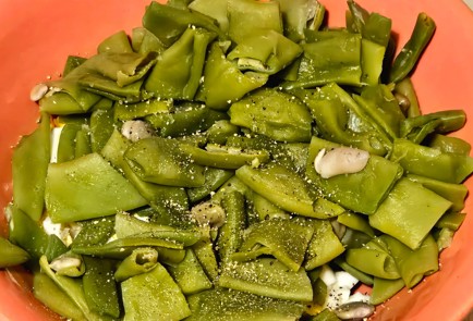 Фото шага рецепта Салат из фасоли с яйцом 188819 шаг 9  