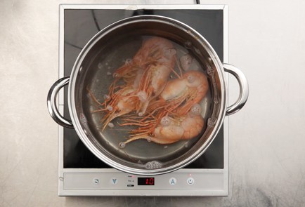 Фото шага рецепта Салат из гребенчатых креветок со свежими овощами 50991 шаг 1  