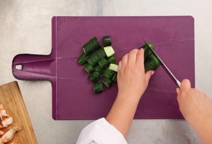 Фото шага рецепта Салат из гребенчатых креветок со свежими овощами 50991 шаг 2  