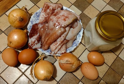 Фото шага рецепта Салат из кальмаров с жареным луком 175286 шаг 1  