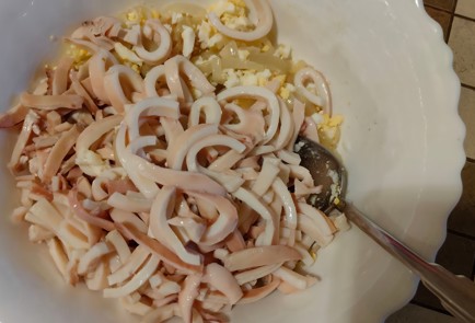 Фото шага рецепта Салат из кальмаров с жареным луком 175286 шаг 10  