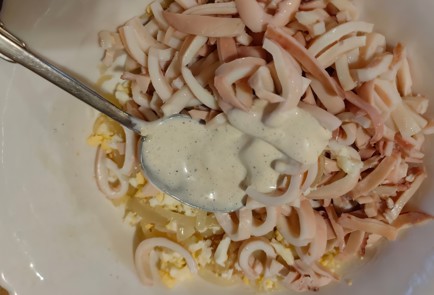 Фото шага рецепта Салат из кальмаров с жареным луком 175286 шаг 11  