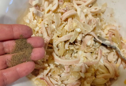 Фото шага рецепта Салат из кальмаров с жареным луком 175286 шаг 12  