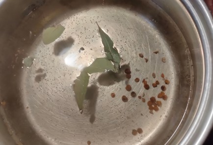 Фото шага рецепта Салат из кальмаров с жареным луком 175286 шаг 3  