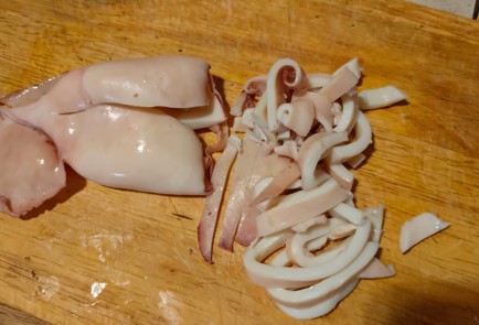 Фото шага рецепта Салат из кальмаров с жареным луком 175286 шаг 5  