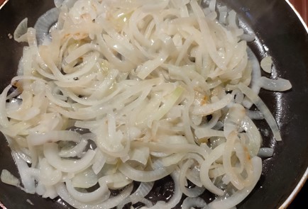 Фото шага рецепта Салат из кальмаров с жареным луком 175286 шаг 7  