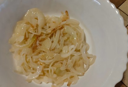 Фото шага рецепта Салат из кальмаров с жареным луком 175286 шаг 8  