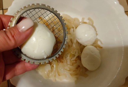 Фото шага рецепта Салат из кальмаров с жареным луком 175286 шаг 9  