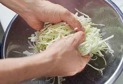 Фото шага рецепта Салат из капусты с креветками 30367 шаг 2  