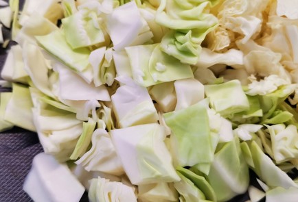 Фото шага рецепта Салат из капусты со свежим авокадо 152233 шаг 2  