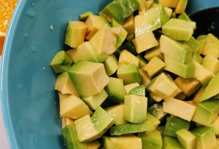 Фото шага рецепта Салат из капусты со свежим авокадо 152233 шаг 3  