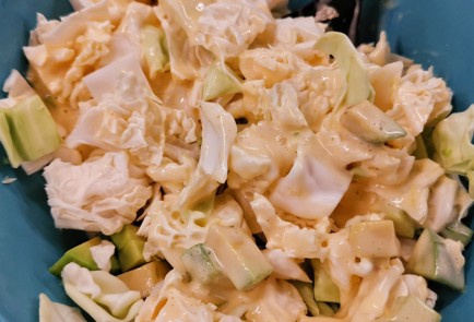Фото шага рецепта Салат из капусты со свежим авокадо 152233 шаг 4  
