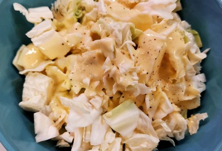 Фото шага рецепта Салат из капусты со свежим авокадо 152233 шаг 5  