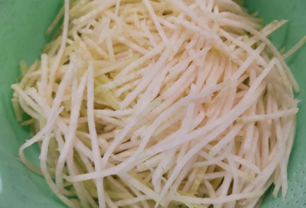 Фото шага рецепта Салат из кольраби 175618 шаг 1  