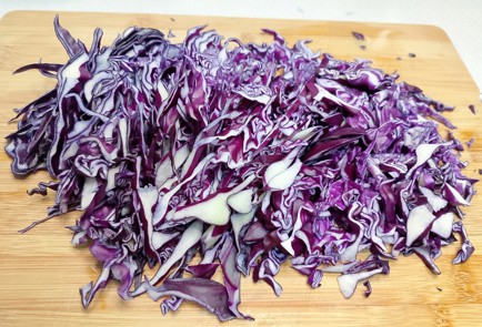 Фото шага рецепта Салат из краснокочанной капусты 191432 шаг 2  