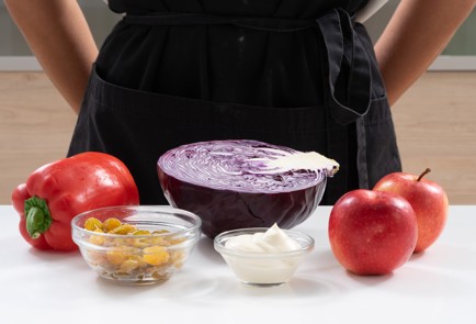 Фото шага рецепта Салат из красной капусты с яблоками и изюмом 174825 шаг 1  