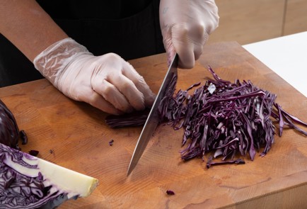 Фото шага рецепта Салат из красной капусты с яблоками и изюмом 174825 шаг 2  