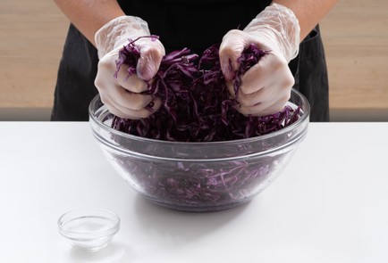 Фото шага рецепта Салат из красной капусты с яблоками и изюмом 174825 шаг 3  