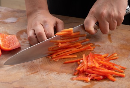 Фото шага рецепта Салат из красной капусты с яблоками и изюмом 174825 шаг 4  