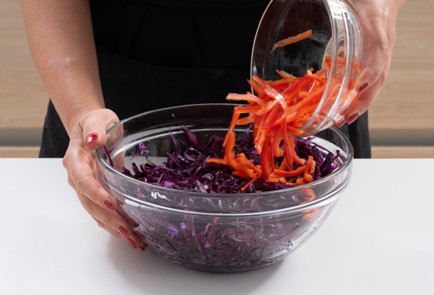 Фото шага рецепта Салат из красной капусты с яблоками и изюмом 174825 шаг 5  