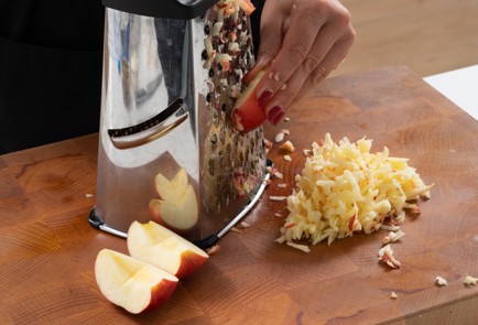 Фото шага рецепта Салат из красной капусты с яблоками и изюмом 174825 шаг 6  