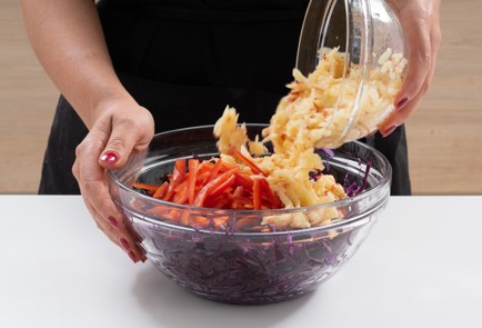 Фото шага рецепта Салат из красной капусты с яблоками и изюмом 174825 шаг 7  