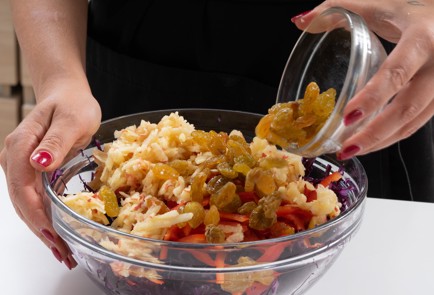 Фото шага рецепта Салат из красной капусты с яблоками и изюмом 174825 шаг 8  