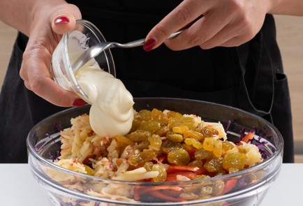 Фото шага рецепта Салат из красной капусты с яблоками и изюмом 174825 шаг 9  