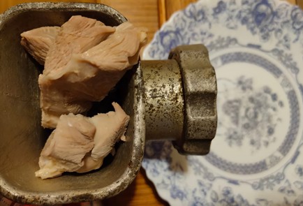 Фото шага рецепта Салат из курицы грецких орехов и зелени с гранатом 175280 шаг 7  