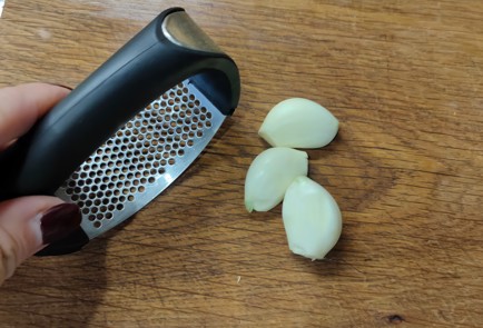 Фото шага рецепта Салат из курицы с ананасом и сыром 175133 шаг 11  