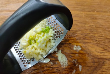 Фото шага рецепта Салат из курицы с ананасом и сыром 175133 шаг 12  