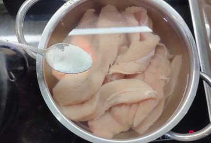 Фото шага рецепта Салат из курицы с ананасом и сыром 175133 шаг 2  