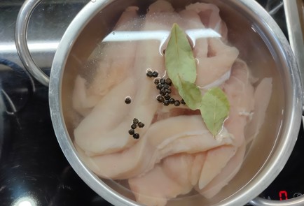 Фото шага рецепта Салат из курицы с ананасом и сыром 175133 шаг 3  