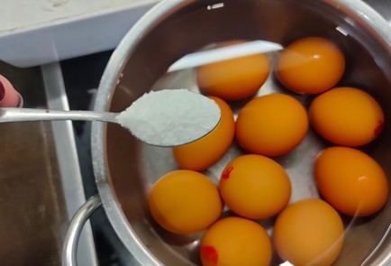 Фото шага рецепта Салат из курицы с ананасом и сыром 175133 шаг 4  