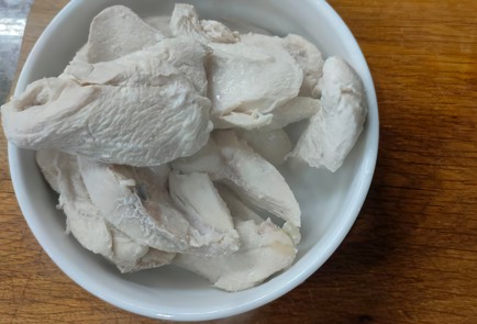 Фото шага рецепта Салат из курицы с ананасом и сыром 175133 шаг 5  