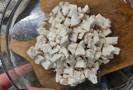 Фото шага рецепта Салат из курицы с ананасом и сыром 175133 шаг 6  