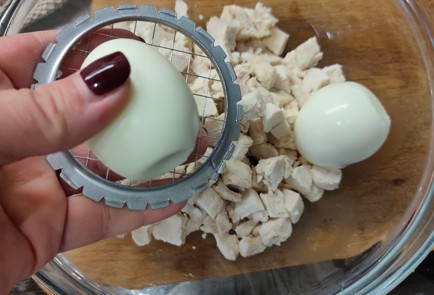 Фото шага рецепта Салат из курицы с ананасом и сыром 175133 шаг 7  