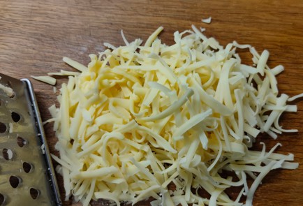 Фото шага рецепта Салат из курицы с ананасом и сыром 175133 шаг 8  