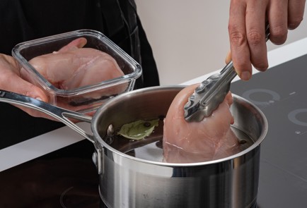 Фото шага рецепта Салат из курицы с ананасом 175238 шаг 2  