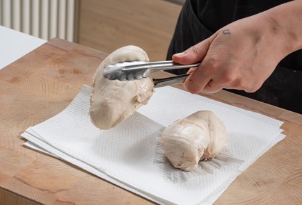 Фото шага рецепта Салат из курицы с ананасом 175238 шаг 4  