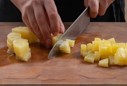 Фото шага рецепта Салат из курицы с ананасом 175238 шаг 5  