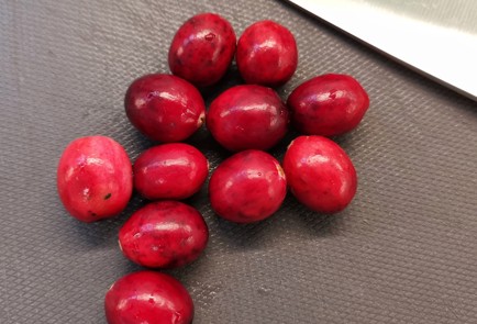 Фото шага рецепта Салат из квашеной капусты с клюквой 153025 шаг 1  