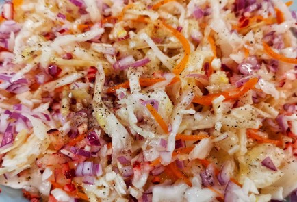 Фото шага рецепта Салат из квашеной капусты с клюквой 153025 шаг 10  