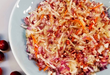 Фото шага рецепта Салат из квашеной капусты с клюквой 153025 шаг 11  