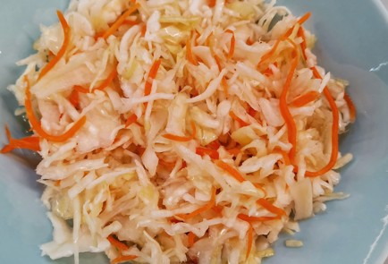 Фото шага рецепта Салат из квашеной капусты с клюквой 153025 шаг 3  