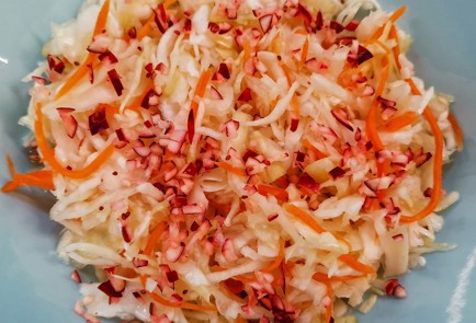Фото шага рецепта Салат из квашеной капусты с клюквой 153025 шаг 4  