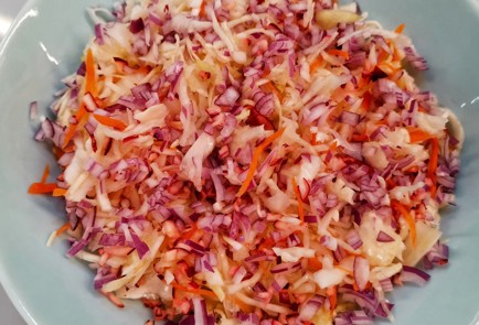 Фото шага рецепта Салат из квашеной капусты с клюквой 153025 шаг 6  