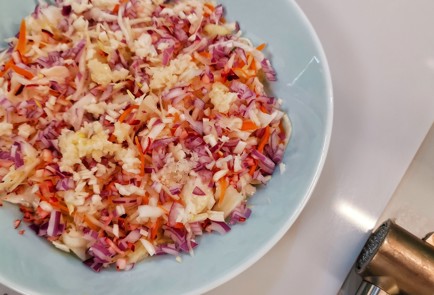Фото шага рецепта Салат из квашеной капусты с клюквой 153025 шаг 8  