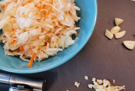 Фото шага рецепта Салат из квашеной капусты с перцем рамиро 152480 шаг 1