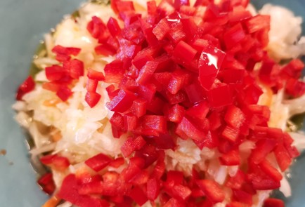 Фото шага рецепта Салат из квашеной капусты с перцем рамиро 152480 шаг 2